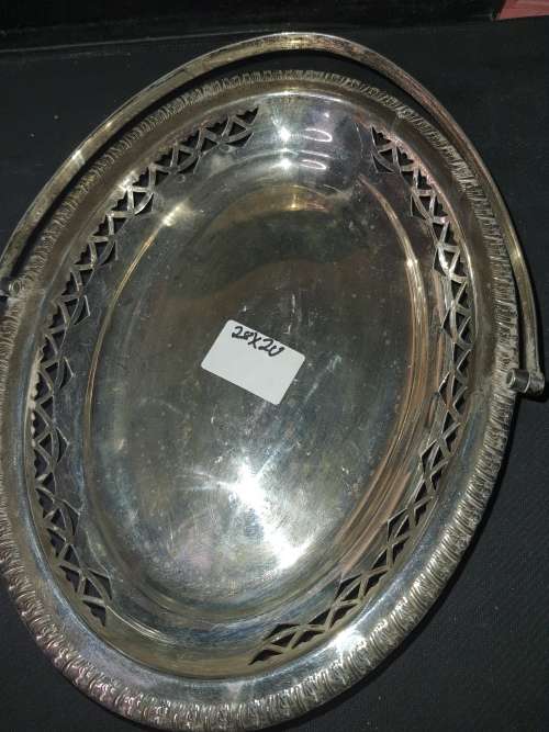 AN OVAL VINTAGE SILVER PLATED SERVING TRAY SOLD AS IS