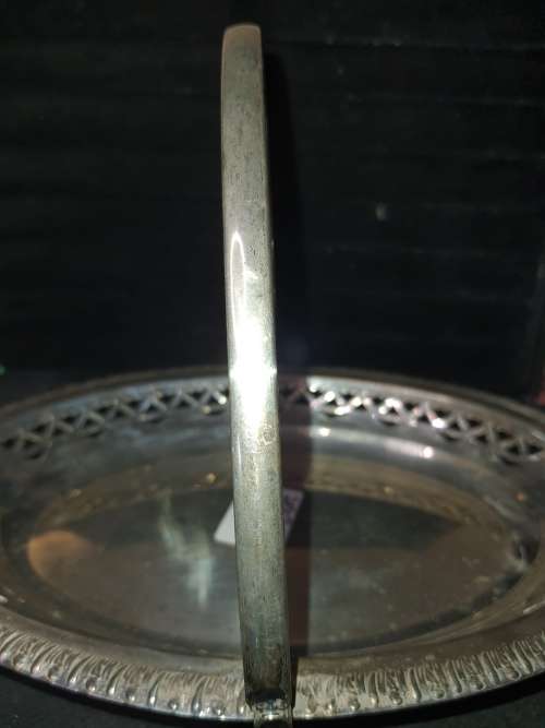 AN OVAL VINTAGE SILVER PLATED SERVING TRAY SOLD AS IS