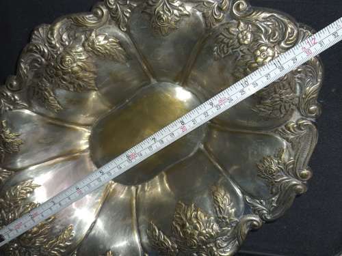 AN ORNATE VINTAGE VICTORIAN STYLE SERVING BOWL SILVER PLATED SOLD AS IS