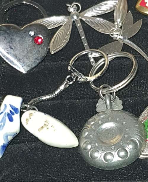 A JOBLOT VINTAGE AND MODERN CELLPHONE CHARMS AND KEYRINGS SOLD AS IS