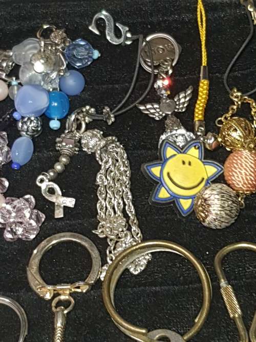 A JOBLOT VINTAGE AND MODERN CELLPHONE CHARMS AND KEYRINGS SOLD AS IS