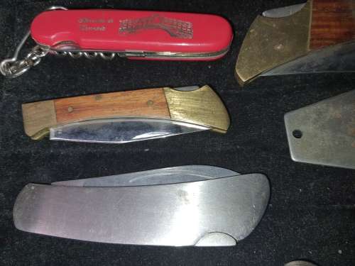 A VINTAGE JOBLOT POCKET KNIVES AND BOTTLE OPENERS SOLD AS IS