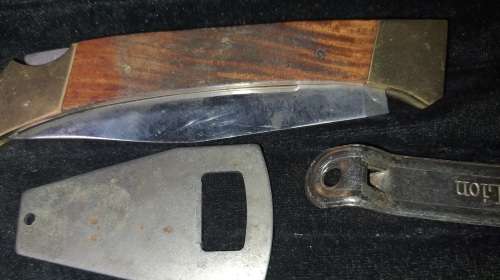 A VINTAGE JOBLOT POCKET KNIVES AND BOTTLE OPENERS SOLD AS IS