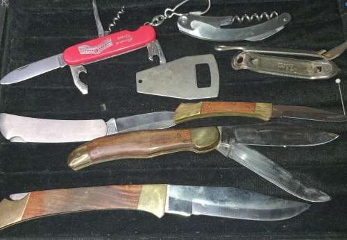 A VINTAGE JOBLOT POCKET KNIVES AND BOTTLE OPENERS SOLD AS IS