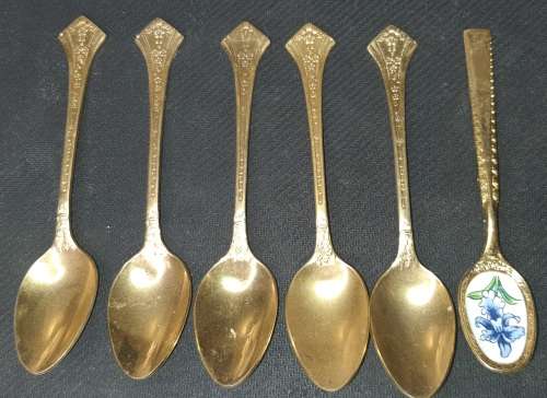 A SET OF EETRITE 24KT GOLD PLATED TEASPOONS