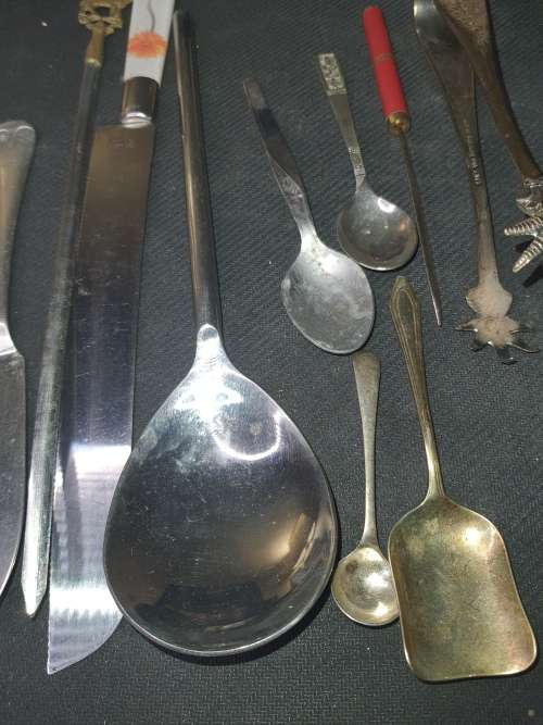 A VINTAGE JOBLOT CUTLERY SOLD AS IS