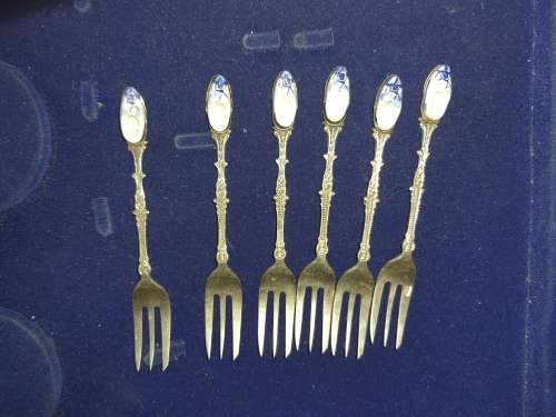 A SET OF VINTAGE DELFT CLOGG DESERT FORKS
