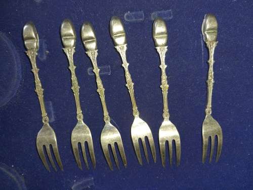 A SET OF VINTAGE DELFT CLOGG DESERT FORKS