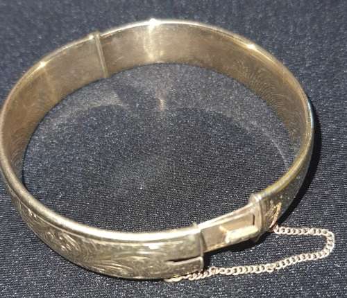 A vintage 9ct gold core bangle 21.8 grs ornately engraved, i