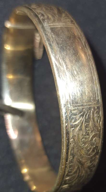 A vintage 9ct gold core bangle 21.8 grs ornately engraved, i