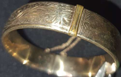 A vintage 9ct gold core bangle 21.8 grs ornately engraved, i