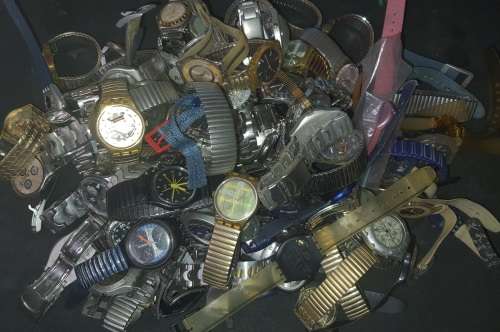 A massive bulk job lot swatch watches i