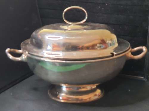 A VINTAGE EPNS SILVER PLATED SOUP TURINE IN GOOD CONDITION SOLD AS IS
