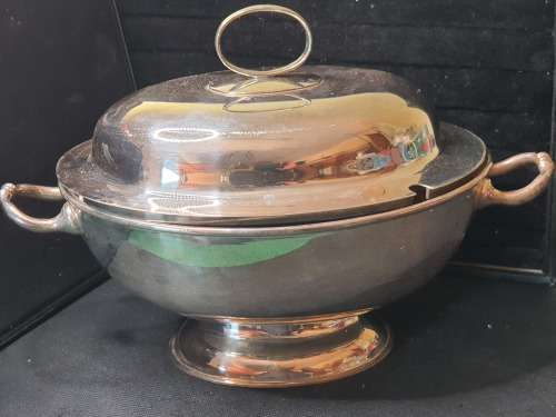 A VINTAGE EPNS SILVER PLATED SOUP TURINE IN GOOD CONDITION SOLD AS IS