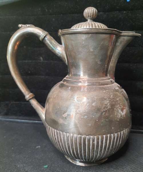 AN ANTIQUE SILVER-PLATED TEA JUG IN GOOD CONDITION ORIGINAL SOLD AS IS