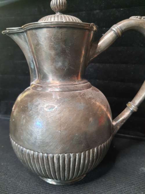 AN ANTIQUE SILVER-PLATED TEA JUG IN GOOD CONDITION ORIGINAL SOLD AS IS
