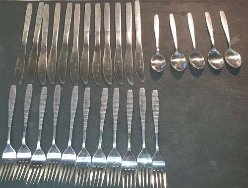 A VINTAGE 28 PIECE STAINLESS STEEL CUTLERY SET IN GREAT CONDITION SOLD AS IS