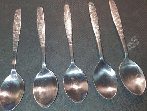 A VINTAGE 28 PIECE STAINLESS STEEL CUTLERY SET IN GREAT CONDITION SOLD AS IS