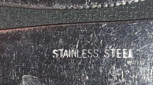 A VINTAGE 28 PIECE STAINLESS STEEL CUTLERY SET IN GREAT CONDITION SOLD AS IS