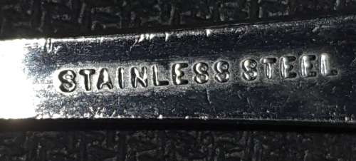 A VINTAGE 28 PIECE STAINLESS STEEL CUTLERY SET IN GREAT CONDITION SOLD AS IS