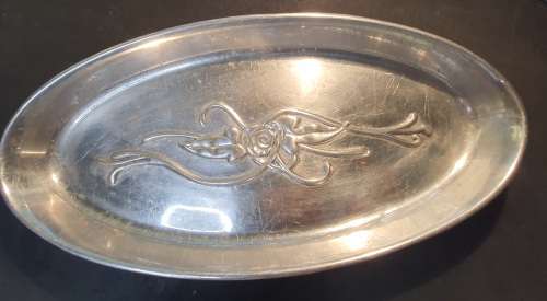AN ORNATE VINTAGE CAST ALLUMINIUM ALLOY ART DECOR SERVING PLATTER SOLD AS IS
