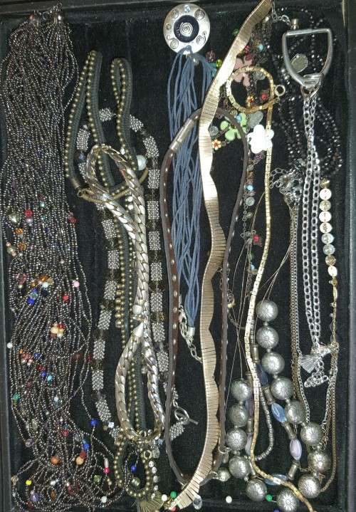 A JOBLOT QUALITY VINTAGE AND ANTIQUE NECKLACES SOLD AS IS