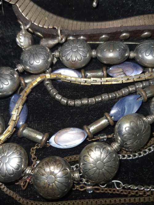 A JOBLOT QUALITY VINTAGE AND ANTIQUE NECKLACES SOLD AS IS