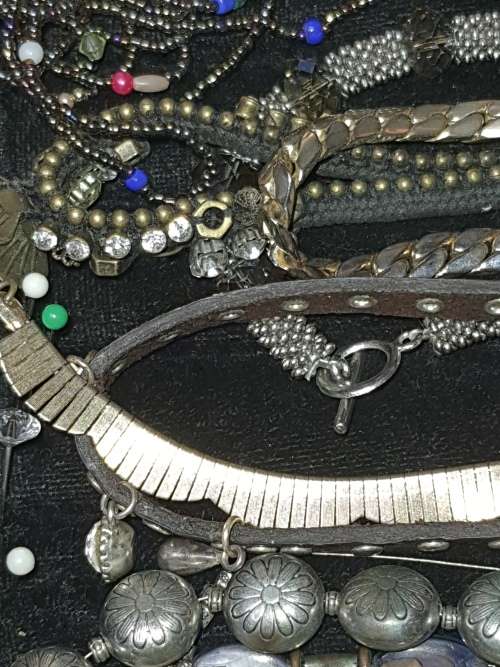A JOBLOT QUALITY VINTAGE AND ANTIQUE NECKLACES SOLD AS IS
