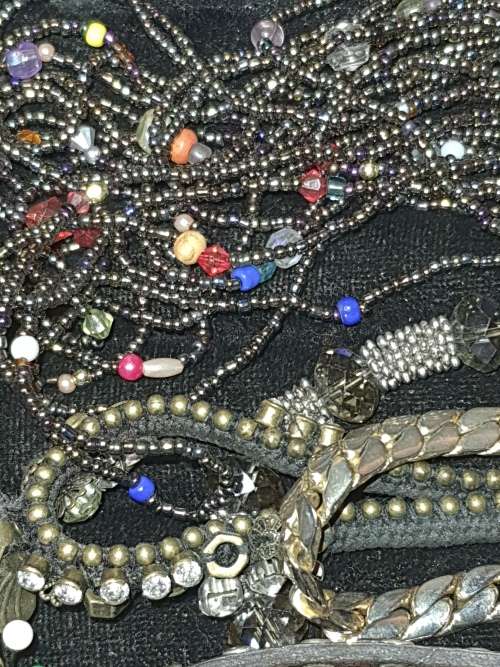 A JOBLOT QUALITY VINTAGE AND ANTIQUE NECKLACES SOLD AS IS