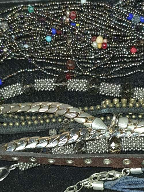 A JOBLOT QUALITY VINTAGE AND ANTIQUE NECKLACES SOLD AS IS