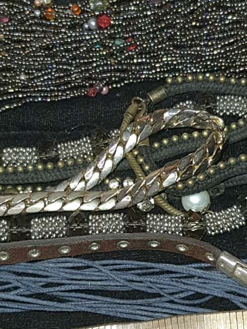 A JOBLOT QUALITY VINTAGE AND ANTIQUE NECKLACES SOLD AS IS
