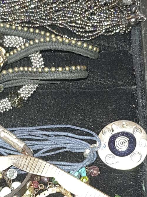 A JOBLOT QUALITY VINTAGE AND ANTIQUE NECKLACES SOLD AS IS