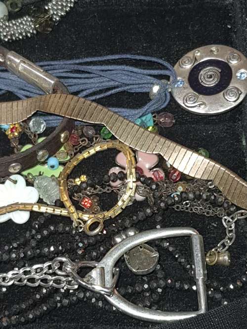 A JOBLOT QUALITY VINTAGE AND ANTIQUE NECKLACES SOLD AS IS