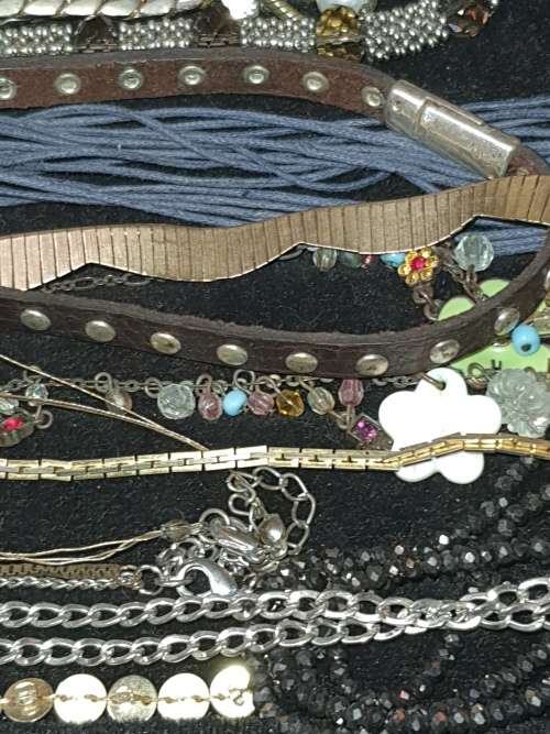 A JOBLOT QUALITY VINTAGE AND ANTIQUE NECKLACES SOLD AS IS