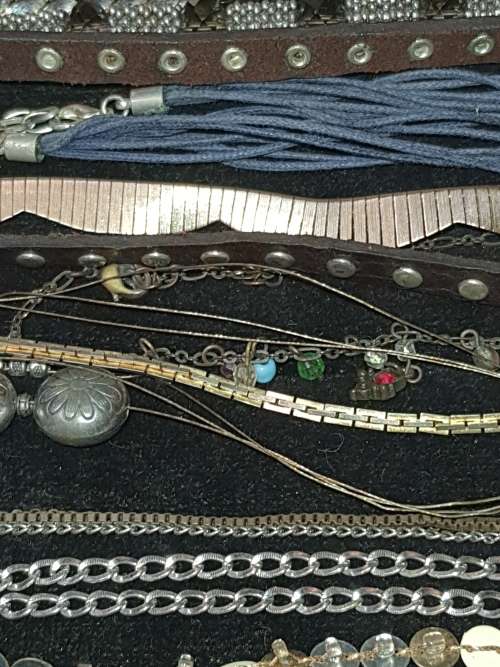 A JOBLOT QUALITY VINTAGE AND ANTIQUE NECKLACES SOLD AS IS
