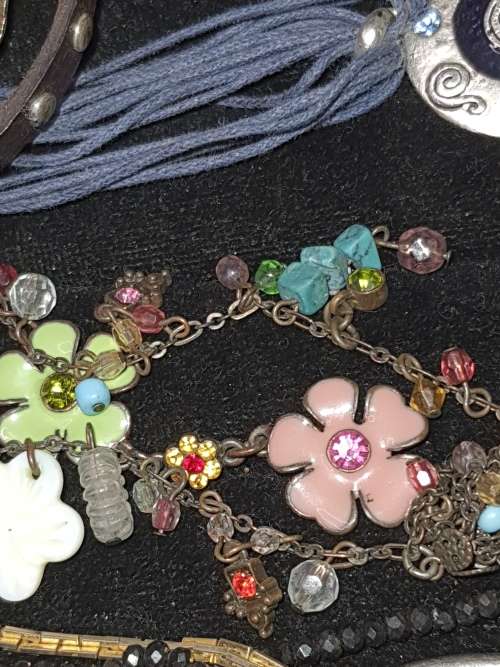 A JOBLOT QUALITY VINTAGE AND ANTIQUE NECKLACES SOLD AS IS