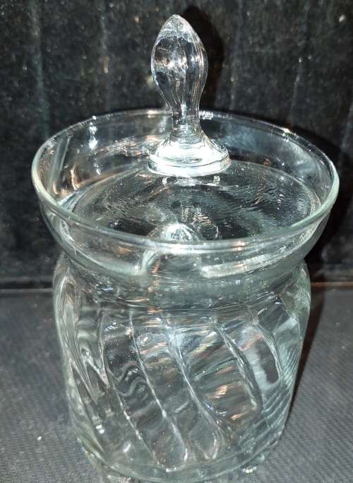 A men`s gift set and a jam jar in good condition sold as is