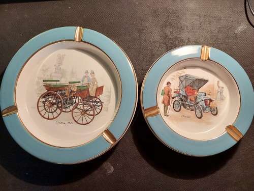 A collection of vintage ashtrays in great condition hand made in Italy sold as is
