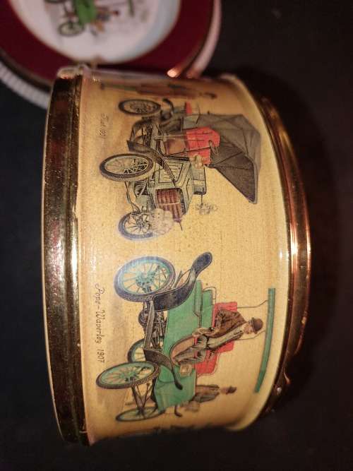 A collection of vintage ashtrays in great condition hand made in Italy sold as is