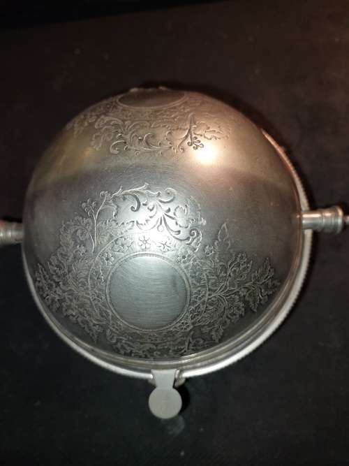 AN ORNATE VINTAGE VICTORIAN SILVER-PLATED BUTTER BOWL,