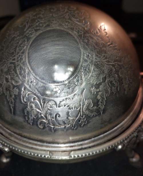 AN ORNATE VINTAGE VICTORIAN SILVER-PLATED BUTTER BOWL,