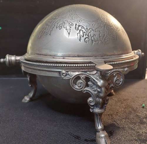 AN ORNATE VINTAGE VICTORIAN SILVER-PLATED BUTTER BOWL,