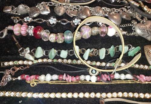 A BULK VINTAGE COLLECTION OF RARE QUALITY BANGLES AND BRACELETS SOLD AS IS