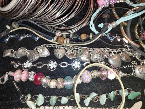 A BULK VINTAGE COLLECTION OF RARE QUALITY BANGLES AND BRACELETS SOLD AS IS