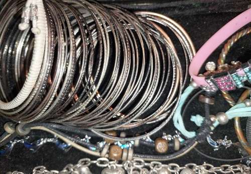 A BULK VINTAGE COLLECTION OF RARE QUALITY BANGLES AND BRACELETS SOLD AS IS