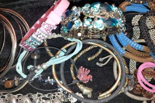 A BULK VINTAGE COLLECTION OF RARE QUALITY BANGLES AND BRACELETS SOLD AS IS