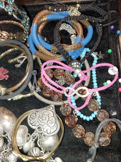 A BULK VINTAGE COLLECTION OF RARE QUALITY BANGLES AND BRACELETS SOLD AS IS