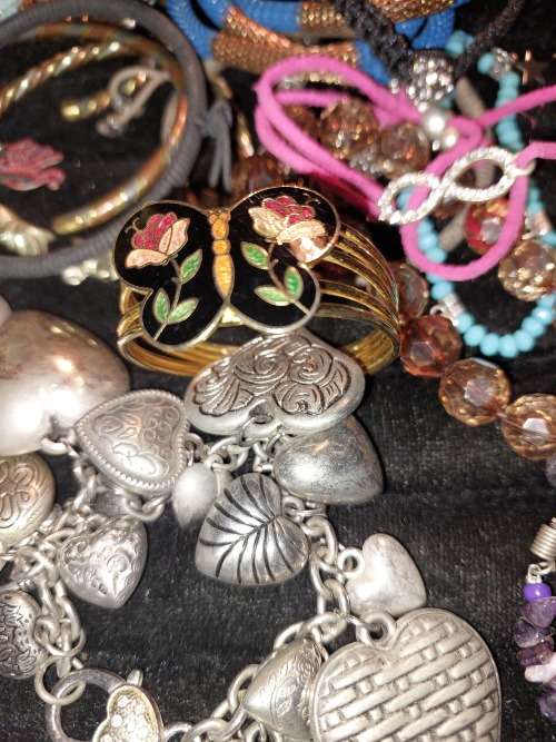 A BULK VINTAGE COLLECTION OF RARE QUALITY BANGLES AND BRACELETS SOLD AS IS