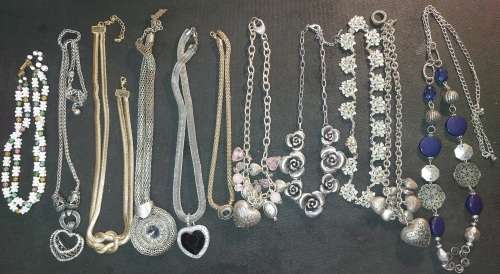 A DISCERNING LADIES VINTAGE COLLECTION OF QUALITY NECKLACES SOLD AS IS