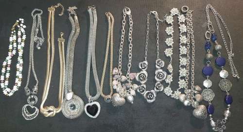 A DISCERNING LADIES VINTAGE COLLECTION OF QUALITY NECKLACES SOLD AS IS